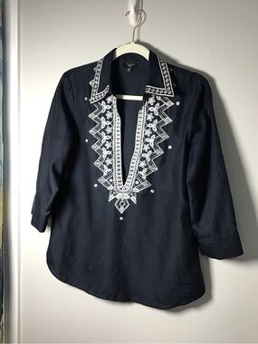 Talbots Navy Tunic with White Embroidered V-Neck collared 
EUC
Silk/cotton 10P